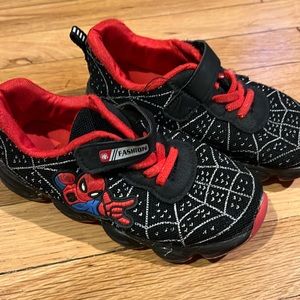 Boys size 33 spider man sneaker